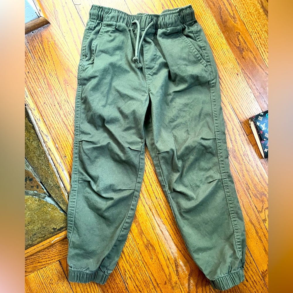 EUC Boys H&M Pantalon Jogger pant in Dark Green. Size 6.
